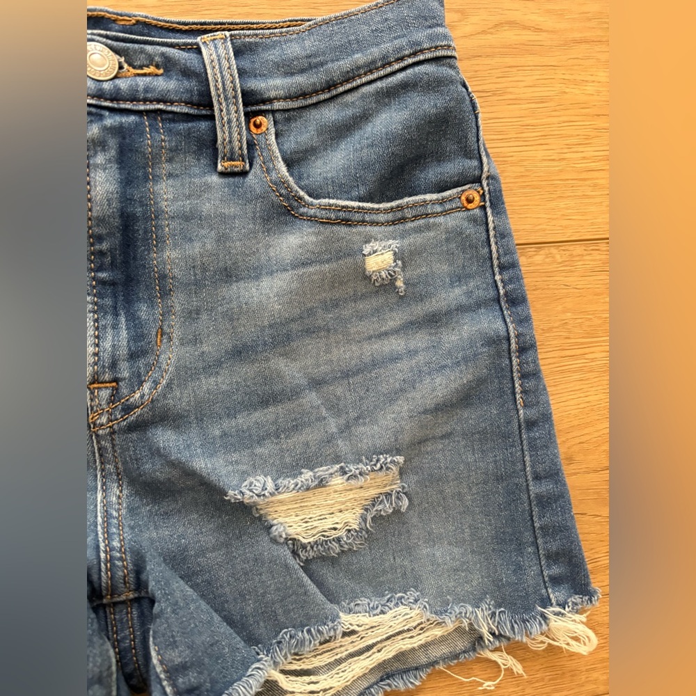 Levi’s High Rise Shorts - Picture 2 of 6